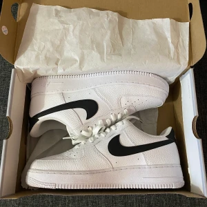 air force 1 (helt nya) - Skorna är storlek 43  Och har aldrig använt dom  Ny pris på skorna är 1350