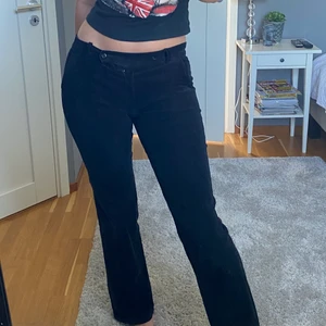 kostymbyxor  - jättesnygga lågmidjade kostymbyxor i manchester material🤟🏻 obs!! en ögla vid midjan har lossnat, går att sy fast eller gömma lätt om så önskas.                                                  annars jättebra skick💞