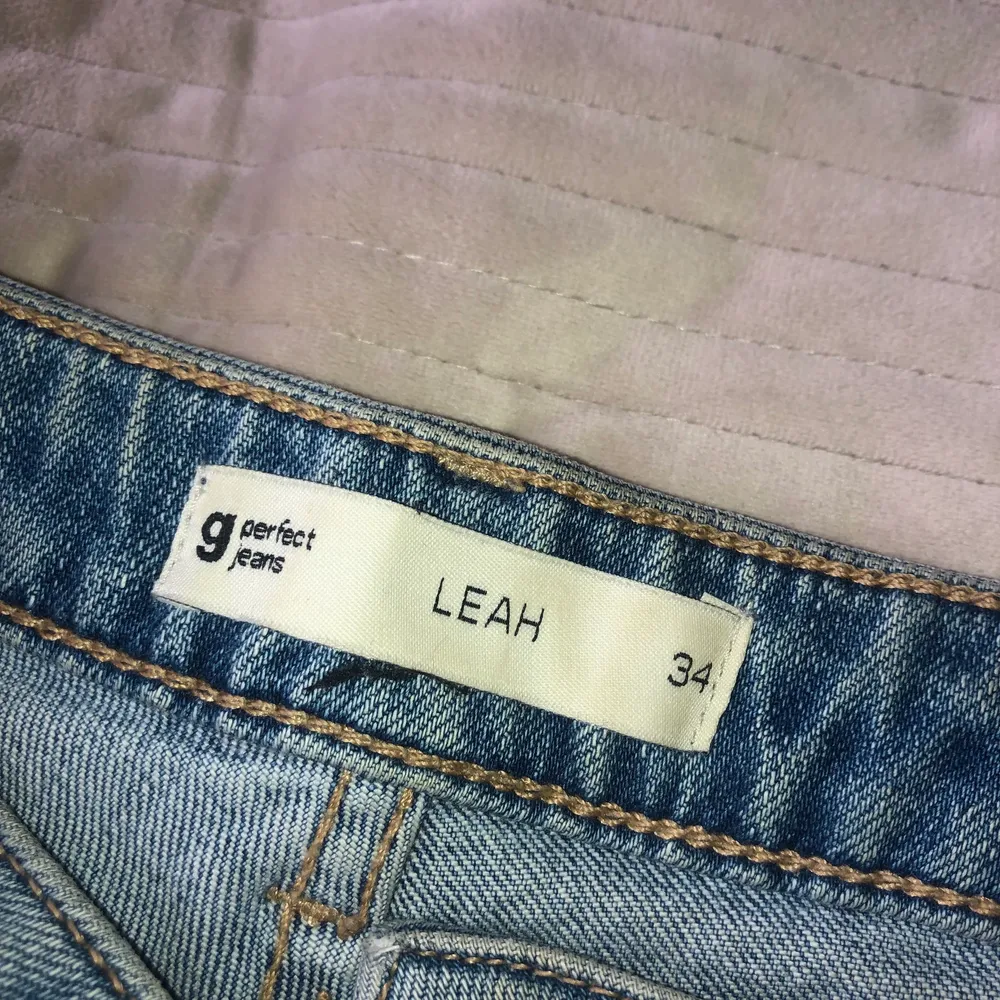 Säljer dessa mom-jeans från Gina Tricot, med hål som detaljer på knäna. De är i modellen LEAH💙 Endast använda ungefär 10 gånger, så väldigt bra skick! Säljer då de inte passar mig längre. Frakt kan variera beroende på pris. (Tryck INTE på köp nu). Jeans & Byxor.
