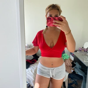 Röd tröja - Säljer en röd tröja med ryggen öppen och man kan knyta där bak. Super fin faktiskt. Aldrig använd! 