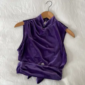 Gorgeous purple velvet top. With a tiny bit showing in the lower back and a little square peek from the belly as shown in pictures. Never worn. Suits xs as well but is an s