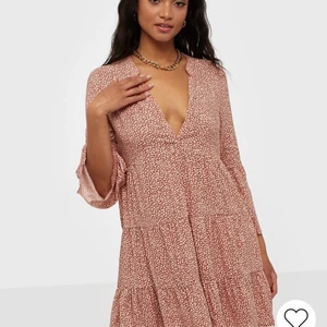 Nelly klänning  - Klänning från nelly  Använd 1 midsommar men inte mer säljer nu vidare 