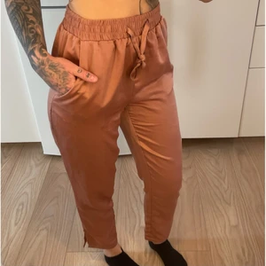 NA-KD - Rosa byxor, strl 34 - Fina byxor från NA-KD i storlek 34, färgen på sista bilden är den som är i verkligheten 💜