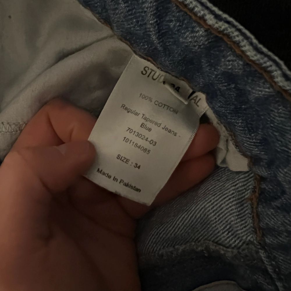 Säljer 2 par jeans i herr storlek 34!   Jeans ifrån studio total som kostar 500kr st nypris. 600 för båda eller bud.  Jeansen är i nyskick då de endast är använda ett fåtal gånger. Dom är raka i benen.  Kan skickas men då står köparen för frakten.. Jeans & Byxor.