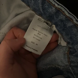 Jeans från studio total strl 34 - Säljer 2 par jeans i herr storlek 34!   Jeans ifrån studio total som kostar 500kr st nypris. 600 för båda eller bud.  Jeansen är i nyskick då de endast är använda ett fåtal gånger. Dom är raka i benen.  Kan skickas men då står köparen för frakten.