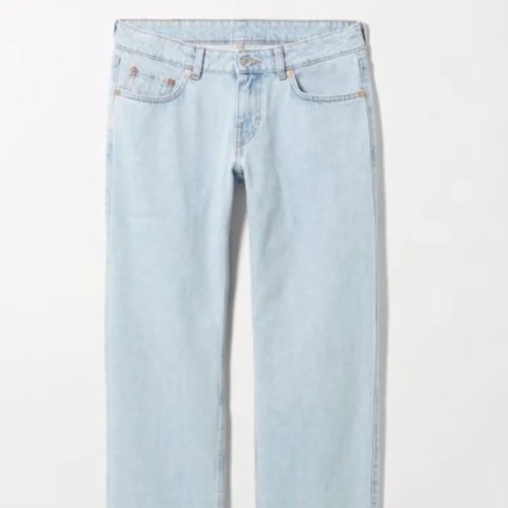 Arrow jeans från weekday, tror inte denna färgen finns kvar. Storlek W28 L32, passar mig som är typ 36/S. Är 165cm lång och de är perfekta för mig. (inte strykta på bilden) 220kr INKLUSIVE FRAKT!! (nypris är 500kr) . Jeans & Byxor.