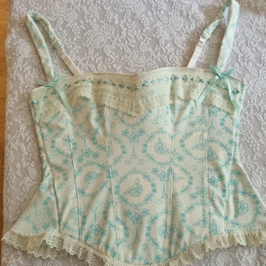 Blåvit korsett - Delvis använd corset-topp från de franska underklädsmärket Soleil Sucre lingerie i storlek S. Blå vit med rosetter och spets runt om. Pris kan diskuteras!