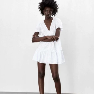 KLÄNNING FRÅN ZARA - Säljer denna superfina klänning från zara, PM för fler bilder