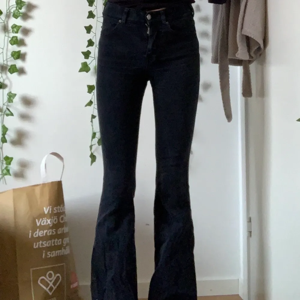 säljer svarta dr denim jeans då de är för små för mig nu <3 frakt tillkommer . Jeans & Byxor.