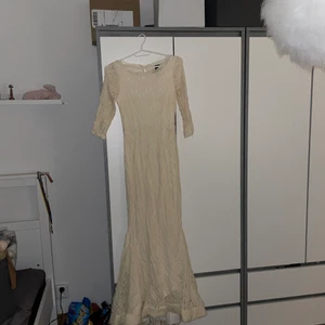 Klänning - En lång off white spets klänning i Mermaid model, kramar ens figur validitet fint, perfekt till ett enkelt bröllop!