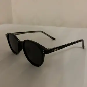 Helt ny polariserad solglasögon från Cléo. Har aldrig använt dem för de kom för liten för mig. Köpte för 1500 kr så jag säljer dem till mindre pris. Väldigt bra kvalitet och handgjord. Storlek 50-20-152