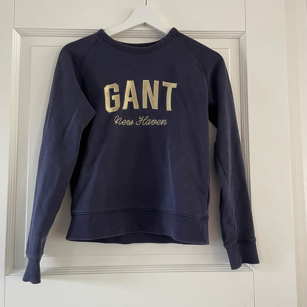 Jättefin sweatshirt från Gant med guldbrodyr. Sparsamt använd. Nypris: 699kr Kan skickas mot att köparen står för frakten (66kr med PostNord).. Tröjor & Koftor.