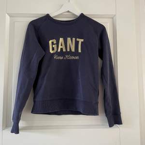 Jättefin sweatshirt från Gant med guldbrodyr. Sparsamt använd. Nypris: 699kr Kan skickas mot att köparen står för frakten (66kr med PostNord).