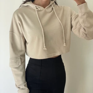 Beige croppad hoodie - Jättefin beige croppad hoodie från Missguided. Storlek 34. Köparen står för frakten 💕 