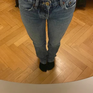 Zara mid Rise straight  - Säljer dessa snygga blå zara jeans då de inte kommer till användning!❤️❤️