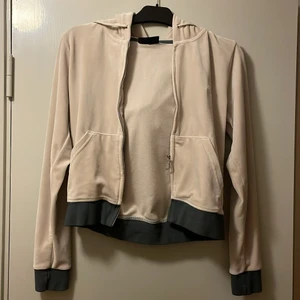 Juicy Couture - Mitt juicy couture set som från början var vitt, tills jag råkade missfärga det i tvätten, och sedan försökte rädda upp det genom att färga det hemma i tvättmaskinen. 100% äkta och köpt på pondus. Använt ca 5 gånger. Det som är i velour har blivit beiget medans det som är i bomull (muddarna) har blivit mörkgrått. Fint skick, men säljer då jag inte använder det längre efter att färgen inte blev som jag tänkt och ville. Storlek S i byxor och M i tröja, men tröjan sitter som en S!