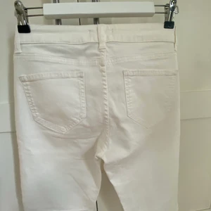 Hunkydory vit jeans 28 - Snygga vita Honkydory jeans, som nya. Endast leverans, skickas måndag. 