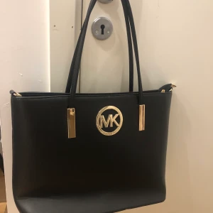 Michael Kors väska  - Jätte fin, köpte den utomlands men aldrig använt. Ny pris 450kr