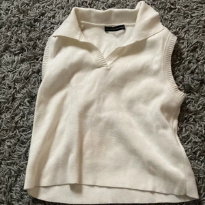 brandy melville stickad tröja - fin stickad tröja från brandy melville. passar perfekt att ha under tröja eller bara som den är. 