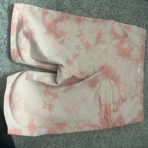 Cykel byxor - Fina rosa spräckliga cykelbyxor från Victorias secret. I st 32/36 då det är stretchiga