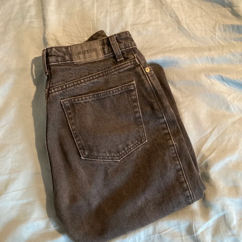 Svarta weekday jeans, design: Rowe. Storleken är 25 i midjan och 30 i längd.. Jeans & Byxor.