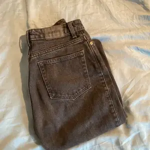 Svarta weekday jeans, design: Rowe. Storleken är 25 i midjan och 30 i längd.