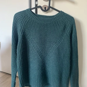 Stickad tröja - Stickad tröja från hm som inte längre säljs, super skön och i fint skick, använd ett par gånger. Storlek 36