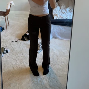 Mörkbruna kostymbyxor  - Mörkbruna mid/low waist kostymbyxor från neo noir, storlek M. Gillar egentligen då de sitter väldigt bra, men tycker inte jag passar i brunt tyvärr. Färgen kommer inte fram så bra i bild 1, skriv om ni vill ha fler bilder så löser jag det💖 sista bilden är från nellys hemsida, där kan ni även hitta fler bilder. Endast använda 2-3 gånger. Nypris: 699kr, mitt pris: 350kr+ frakt🤎