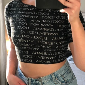 Vintage dolce & gabbana - Unik vintagetop med lite 2000-tals stuk! Köpt second hand så kan ej garantera att den är äkta, därav priset. Står XL/46 i toppen men den är snarare Xs eller S