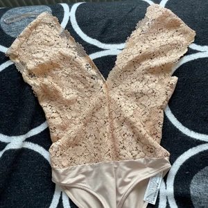 Body - Skit nice body! Sitter fint på och har en fantastisk sommarbrun färg. Med öppen rygg. Använt endast en gång! 