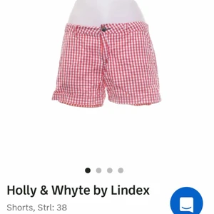 Sommriga shorts! - Säljer dessa shorts jag köpt på Sellpy men inte passade (passar någon som har storleken 34/36 beroende på hur man vill de ska sitta)🤍❤️