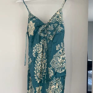 Zara klänning  - Populär zara klänning. Använd 1 gång. Blå/turkos glansigt material. Storlek S
