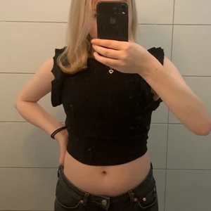 Tröja - Säljer denna fina tröja eftersom jag tycker den sitter lite kort på mig för jag ofta har lågmidjade byxor på mig. Storlek m men sitter som s