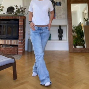 Lågmidjade jeans - Intressekoll på mina sprillans nya lågmidjade flare jeans från hm! De är helt slutsålda i alla färger. Jeansen är i strlk 38 och sitter som på bilderna på mig som är en 36/38! Säljer för 400+66kr frakt. Men som sagt, vet inte om jag vill sälja🥰🥰