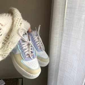 Nikeairforce shadow pastel - Säljer mina fina, knappt använda Nike Airforce low shadow pastell!✨nypris minst 3000kr. Jag tänkte sälja för 900kr. Jag är i vanliga fall 36-37 i storleken och skulle säga att dessa har normalstorlek. Säljer dessa eftersom jag har lite mycket skor i garderoben, kommer därför inte till användning 😓 perfekta till sommaren❤️