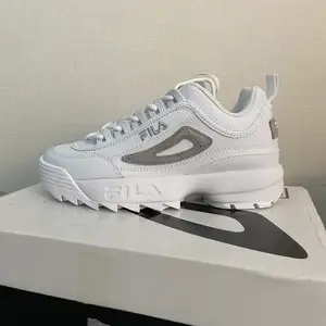 Helt oanvända Fila sneakers! Storlek 36(1/2). Frakt tillkommer:) 