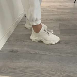 Steve Madden skor - Säljer dessa helt oanvända jättefina steve madden sneakers då dem är lite för små för mig. Nypris 1149 men säljer för 500+ frakt. Skriv om ni har frågor🥰