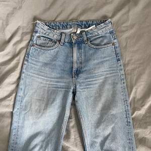 Jättefina jeans från Weekday i storlek W25/L28. Dom är i bra skick! Frakt tillkommer:)