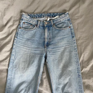 Weekday Jeans - Jättefina jeans från Weekday i storlek W25/L28. Dom är i bra skick! Frakt tillkommer:)