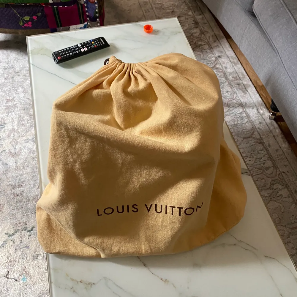 Äkta Louis Vuitton väska, kvitto och påse finns med. Använd 2 gånger så den är så gott som ny. Väskor.
