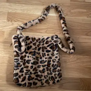 Säljer min jätte fina leopard väska köpt för ett elr två år sedan, skriv till mig om du är intresserad 🌺❤️
