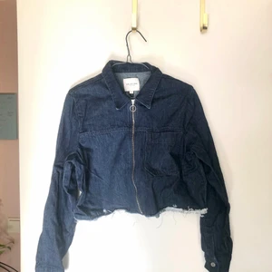 Jeansskjorta croppad retro  - Jättefin croppad jeansskjorta i storlek s. Från selected femme. Skicket är i princip nyskick! Obs: dragkedjan går inte att öppna nedtill (den är tillverkad så). 