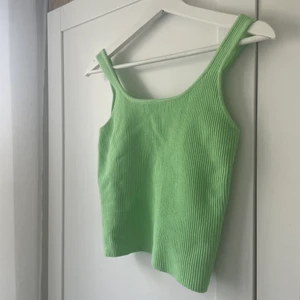 Grönt linne - Jättefint pastellgrönt linne! Perfekt till våren/sommaren med en skjorta över eller bara ha det som det är. 