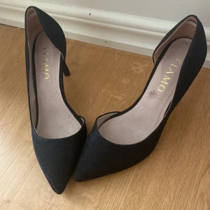 Svarta klackar med glitter - Världens snyggaste svarta klackar som glittrar dom sitter så fint, köptes för 799 och har bara använt de två gånger