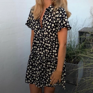 Klänning  - Finaste sommarklänningen från Zara 🌼 svart med prästkragar på. Använd ca 2 - 3 gånger 