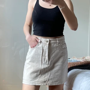 Beige jeans kjol - En beige jeans kjol som är perfekt nu till sommaren. Köparen står för frakt💕