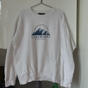 Tröja - Fin vit tröja lite oversize, kommer inte till användning, köpte på sellpy knappt använd 