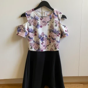 Klänning strl S - Aldrig använd utan bara testad, köpt för flera år sen.