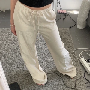 Byxor - Säljer dessa snygga satinbyxorna från hm i en storlek xs, storleken är slut på hos hemsida. Säljer då de var för långa på mig , lappen sitter kvar och dem är aldrig använda 