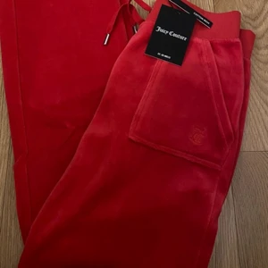 Juicy couture byxor! - Söker dessa röda ljusgröna eller regatta! Akriv inte till mig om ni inte har färgen eller storleken måste vara XS eller XXS